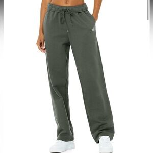 ALO Yoga Accolade Straight Leg Sweatpant